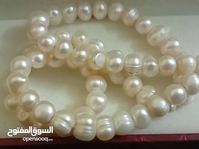 عقد لؤلؤ تحفه غاية في الجمال كما موضح بالصور يستحق الاقتناء موجودفي اربد شارع بلاط الشهداء