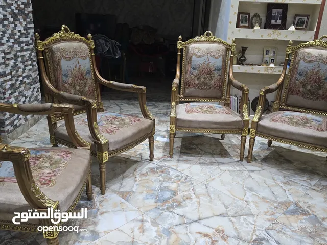 صالون للبيع مكون من 5قطع وطاولتين