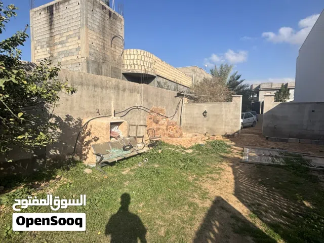 اسلام عليكم حوش للبيع ف السراج ف بقرب من حرف تي مساحه ارض 1400 وبها حوش وزواز سيديوات بيها مدخل خالص