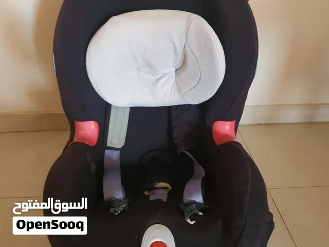 كرسى سيارة بحالة جيدة يشيل لحد سن 6 سنين