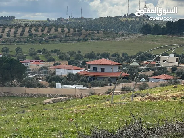 ارض للبيع جرش عنيبه منطقة شاليهات مساحة الارض 3500متر بقوشان مستقل اطلاله مميزه جدا جدا