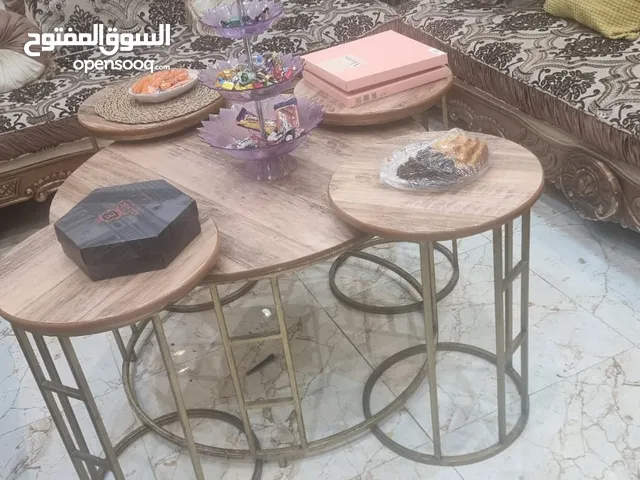 طاولة مدورة مع 4 طرابيزات للصالون ممتازة
