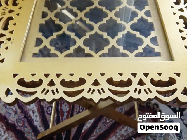 طاولة قهوة مع عدد 2 دلاية سقف من إيكيا بحالة الجديدة بسعر لن يتكرر فقط 5 دنانير