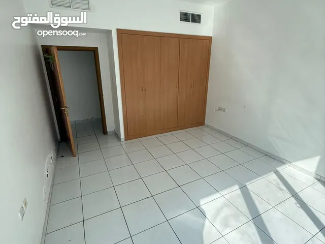فرصة مميزة للسكن في قلب الشارقة! شقة غرفتين وصالة في القاسمية - شارع الملك فيصل!