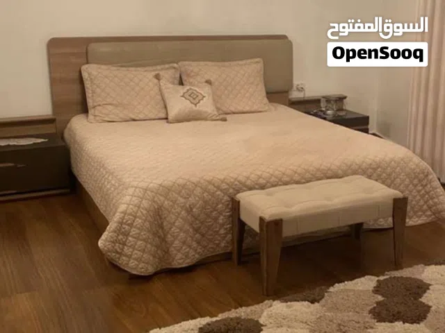فني فك وتركيب وصيانة الاثاث المكتبي والمنزلي والستائر