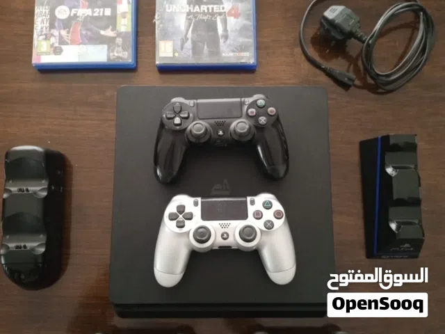 PS4 Slim بلاي ستيشن 4 سليم بحالة الوكالة مع كافة اغراضها و 4 ايدي اصلي وليس كوبي