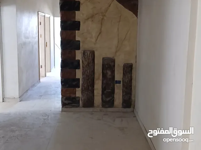 شقة سكنية جيدة في سبينة مؤلف من 3 غرف نوم وصالون وموزع كبير ومطبخ وحمامين وبرندا كبيرة مساحته 132م2