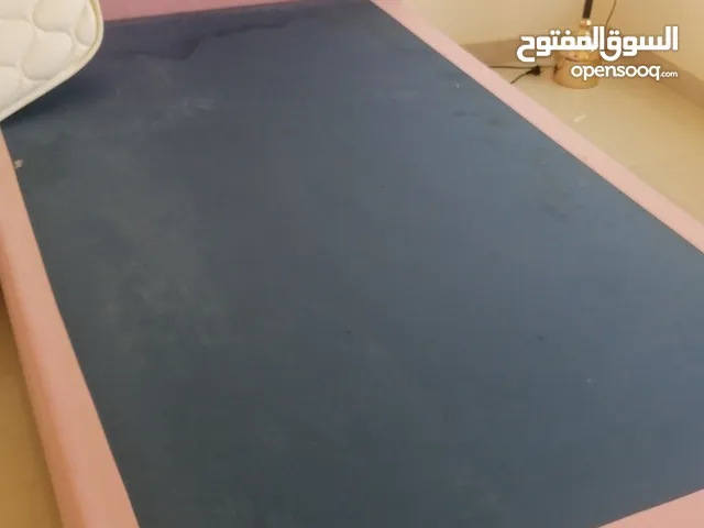 سرير مفرد ونص