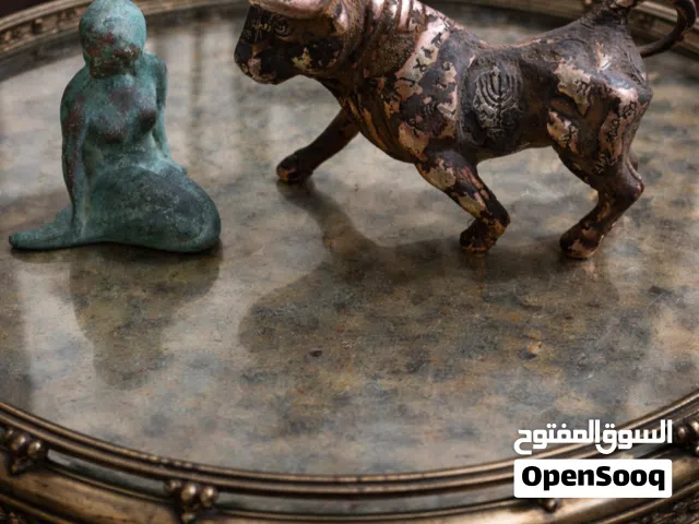 مجسمات انتيك نحاس احمر صب ثور منقوش برموز وزن كيلو تقريبا.عروس البحر نصف كيلو بسعر 20 فقط