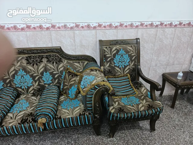 تخم استقبال يحتوي على عشر مقاعد، مع ثلاث طبلات وحده وسطية كبيره اثنين اصغار