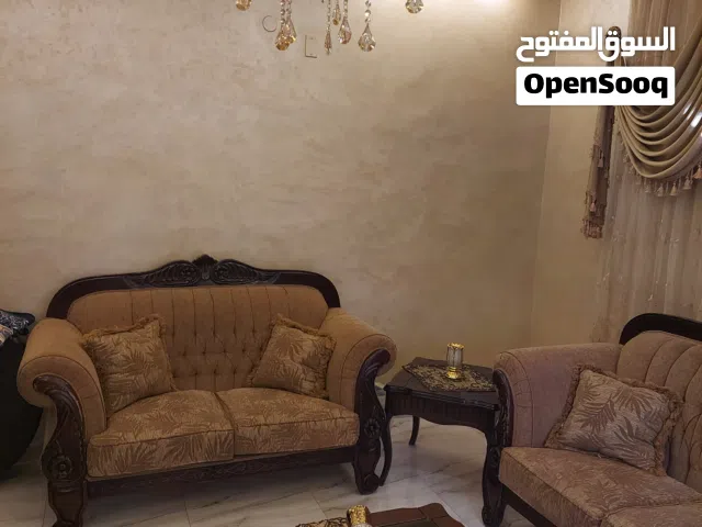 طقم كنبيات صالون  بحاله جيده سبع مقاعد للبيع
