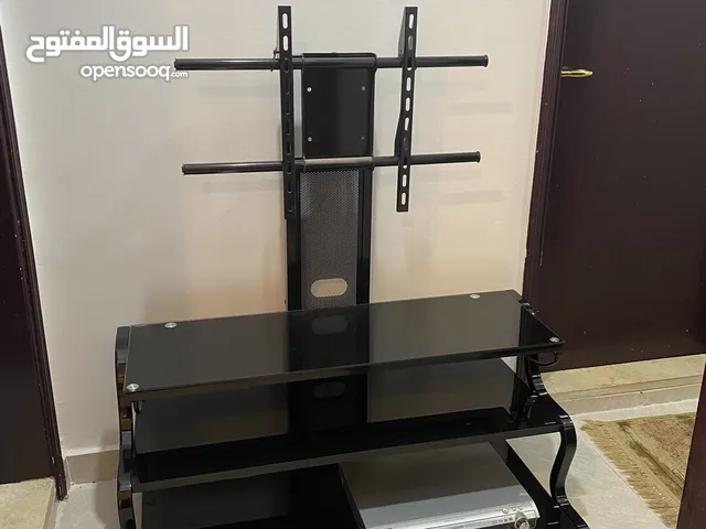 طاوله تلفزيون 65 بوصه بحاله ممتازه الدفع كاش عند الاستلام