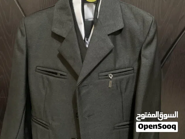 للبيع بدلة ولادي 3 قطع لون اسود رقم 2 نظيفة ومرتبة لبسه واحدة فقط