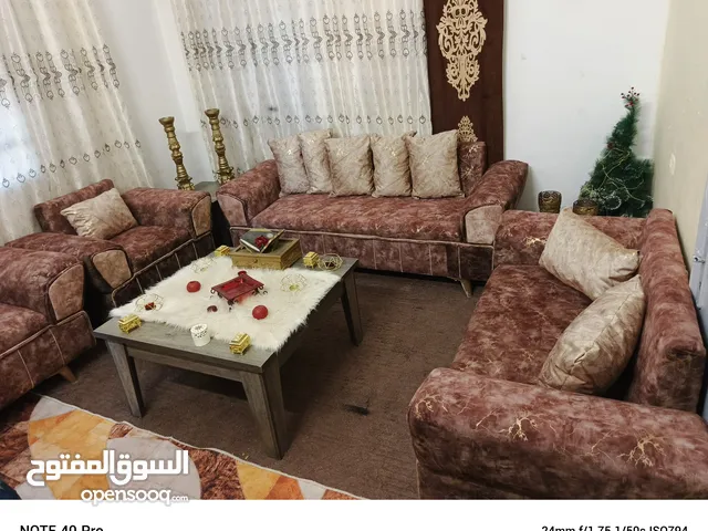 طقم كنب مودرن خشب سويد كامل نضيف جدا ضغط ممتاز مكون من سبعة مقاعد الطقم ثقيل ومريح لاصحاب الذوق الرف