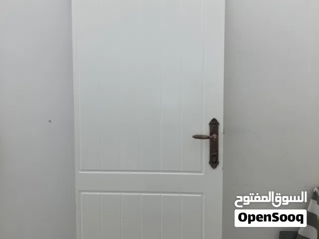 باب داخلي بلون ابيض جاهز مع المفتاح و المفصلات بحالة ممتازة