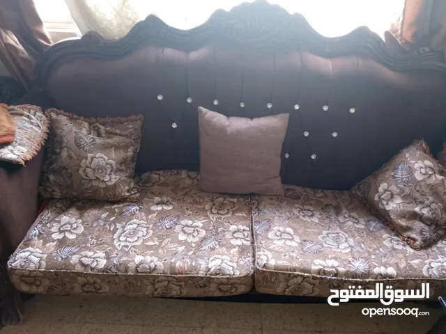 طقم كنب مع طاولات اشي مرتب