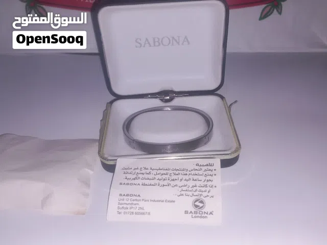 سوار Sabona للجنسين يتميز بتصميم بسيط مع مشبك تقليدي. معاه العلبة بتعتة و الكتالوج أو البطاقه التعري