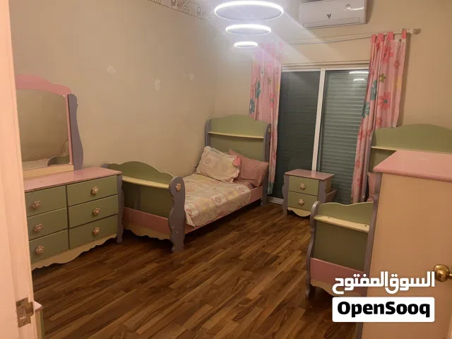 غرفة نوم بناتي ماركة آشلي مستعمله للبيع