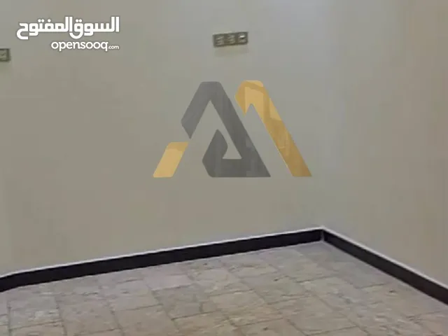 شقــة ارضيــة للايجــار باب مستقل ومدخل متوسط