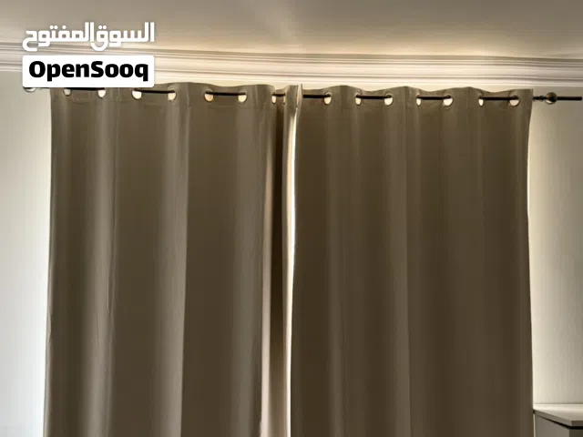 ستاير معتمه مع مقابضها جديدة استعمال 3 شهور فقط  الطول 260 عرض 260
