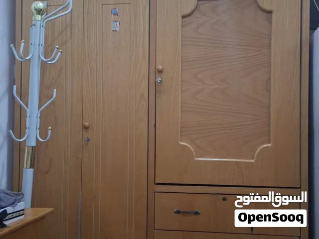 دولاب وتسريحه مع كرسي وعدد اثنين كومود