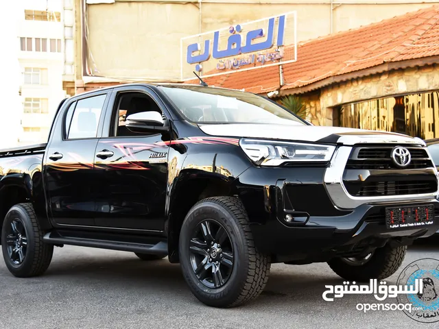 تويوتا هيلوكس 2023 لون اسود وارد الشركة وكفاله الشركه عداد زيرو