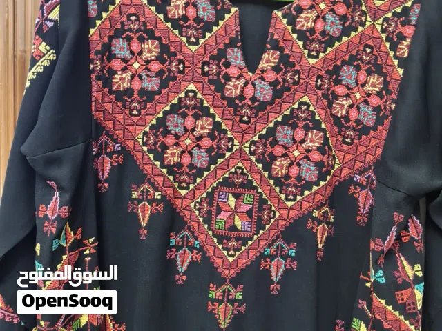 ثوب تطريز شغل يدوي استعمأله قليل السعر 200 دينار شغل يدوي