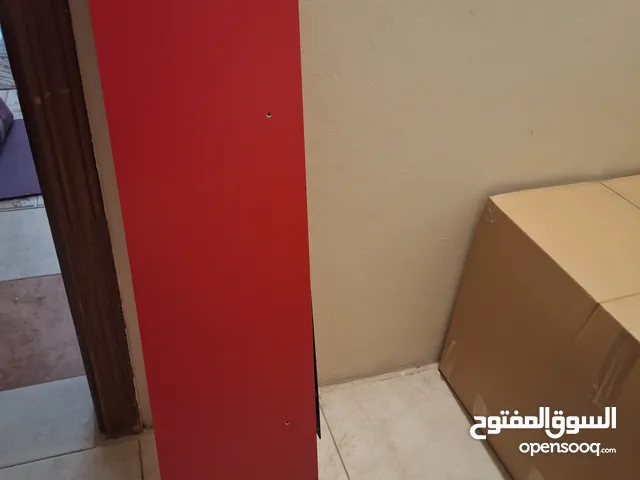 رف احمر من ikea بحالة نظيفة و جيدة