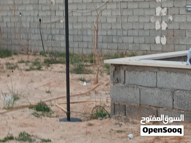 قطعج ارض عليها استراحة قريبة من الطريق