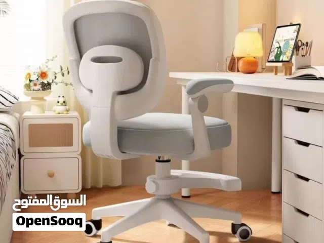 كرسي اطفال فاخر باللون الأبيض مع مسند أقدام