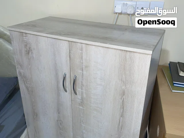 كبت صغير لاغراض متعدده قابل للبدل مع طاوله و كرسي مكتبي
