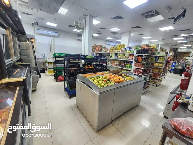 سوبرماركت كبير . عمره 4 سنوات و شغال