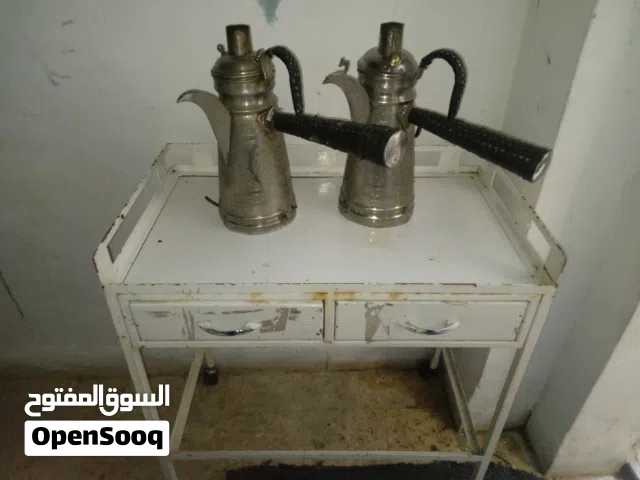 دلة قهوه عدد 2 مع طاوله