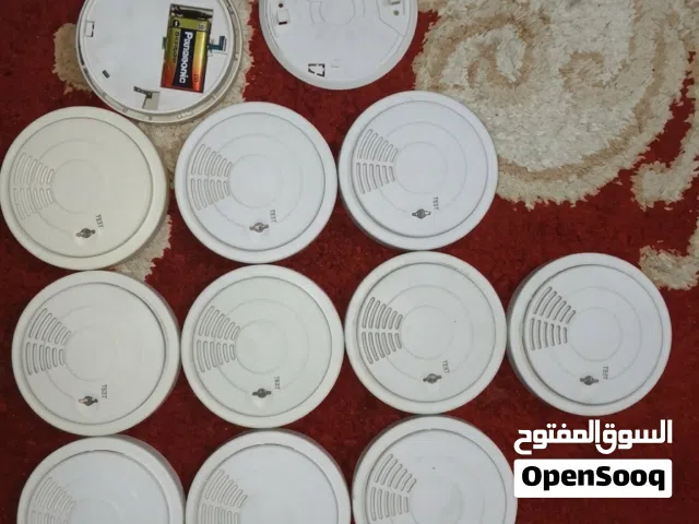 كواشف إنذار الحريق والدخان تعمل ذاتياً بالبطاريه ولا تحتاج لمصدر كهرباء أو لوحة تحكم