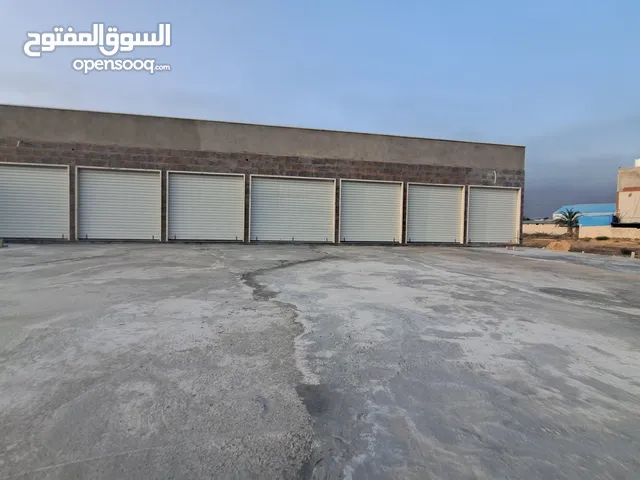 للإيجار – صالة حديثة البناء وجاهزة للاستخدام