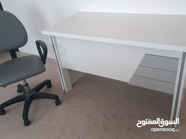 طاولة مكتب مع كرسي متحرك
