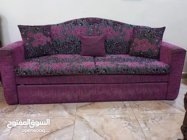 للببع صوفاية بحالة جيدة مع صندوق قابل للسحب ويوضع بداخله فرشة للنوم او وضع اشياء اخرى