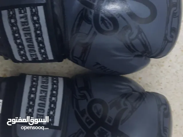 قفازات ملاكمة وشرت ملاكمة