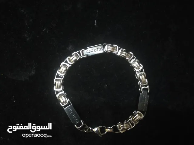 إنسيال إستلس (موديل2025) غير قابل للصدى بعض أجزائه مطلية بالون الأسود المط الذي من الصعب إذالتة