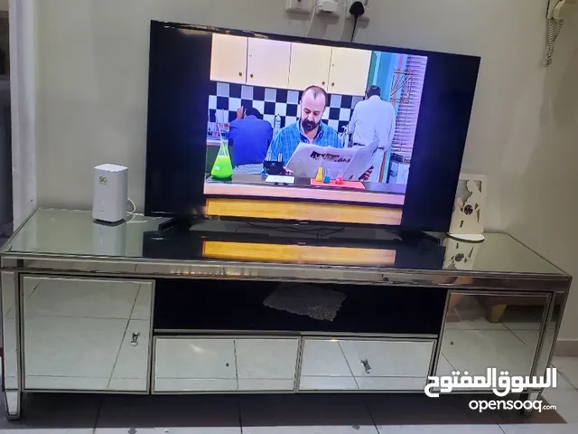 شاشة سامسونغ وطاولة تلفاز