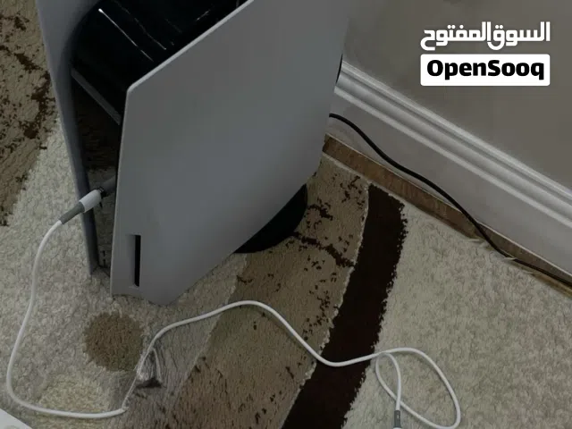 بلايستيشن 5 مستعمل 4 شهور فقط بحالة الوكالة مع اليد الاصلية