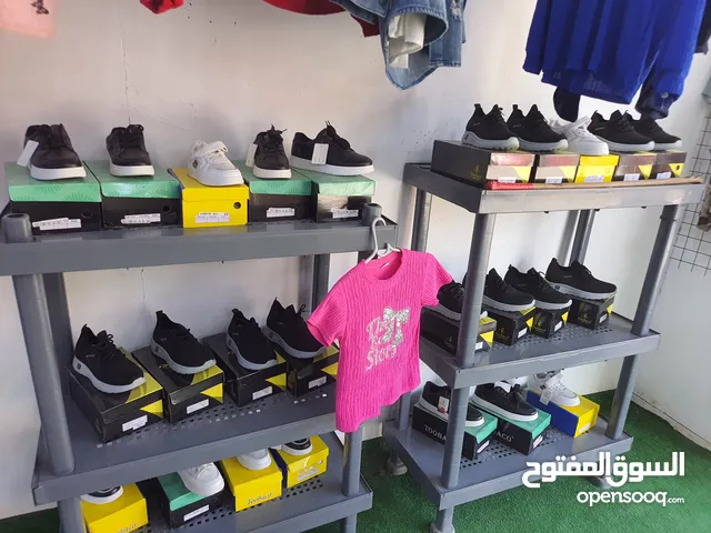محل ألبسه للبيع مع كافة مستلزمات وديكور ولبضاعه او بيع الديكور ولبضاعه بدون المحل