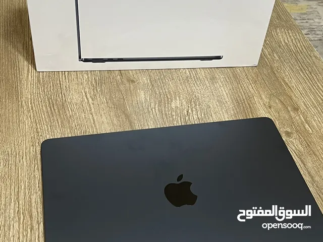 ماك بوك اير M2 بحالة الجديد شرق اوسط معو كامل اغراضه الاصلية