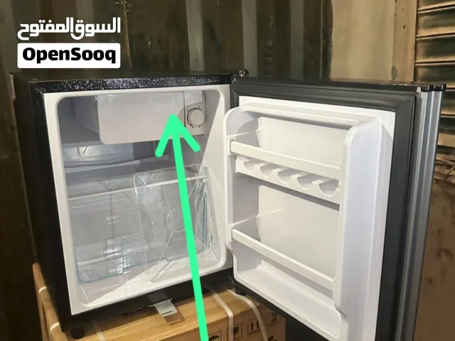 كتقلب على تلاجة زوينة، صغيرة وكتخدم مزيان؟ تلاجة SIVIR SBC-50 هي الحل المثالي ليك! كتجي خفيفة، ما 5ك