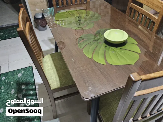 طاولة مطبخ خشب مع لوح زجاج   غير مستهلكة مع 4 كراسي منجد