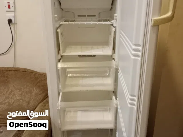 فريزر ماركة Besat ممتاز جدا التبريد جيد جدا اول درج فقط الغطاء مكسور شبة جديد السعر قابل للفصال