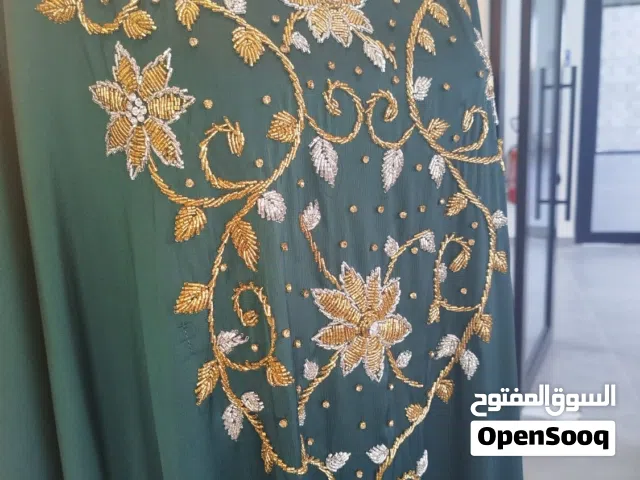 عبايات بتصاميم مغربية وبحرينية، مطرزة بالجواهر، بجودة قماش ممتازة