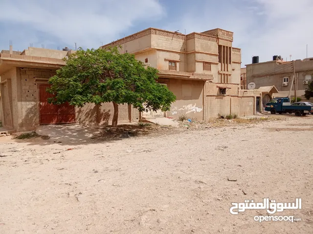 مبني علي ثلاث شوارع