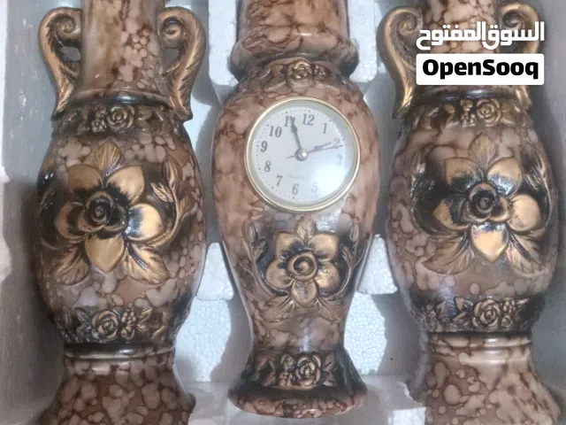 طقم ديكور فيه 3 فازات الوسطانية فيها ساعة