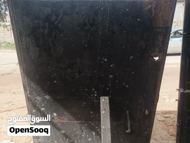 باب حديد مستعمل عدد اتنان كاملة والقفل والإطار الخارجي والبيع على الهاتف